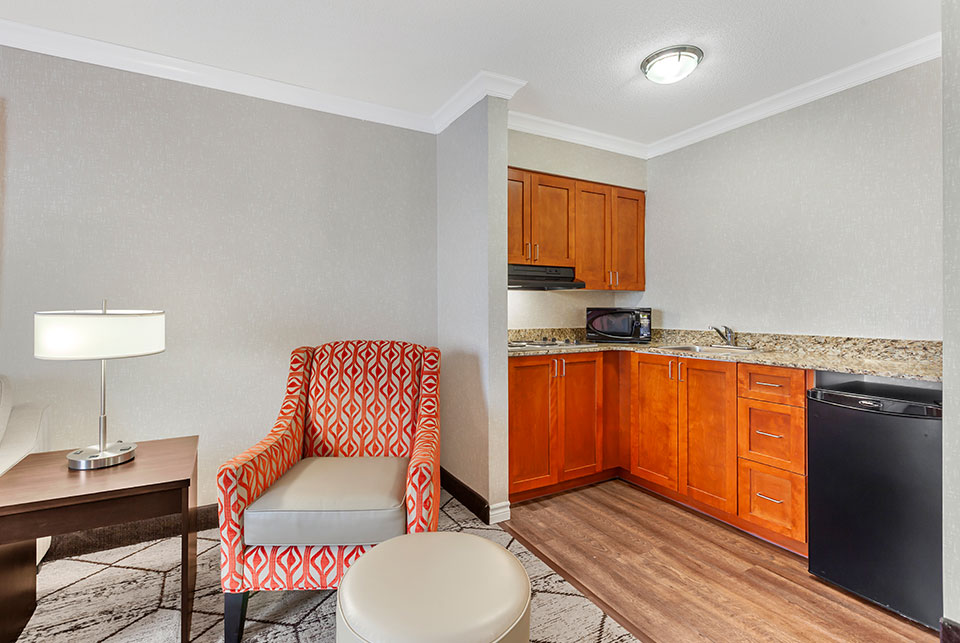 Suite avec un lit King, sofa et cuisinette